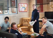 Chicago Fire Durchhalten - Hanging On Staffel 1, Episode 5 Entspanntes Geplauder im Team: Yuri Sardarov als Otis, Christian Stolte als Mouch, David Eigenberg als Herman, Jesse Spencer als Matthew Casey
