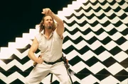 Jeff Lebowskis (Jeff Bridges) apathisches Dasein ger&auml;t erst ins Wanken, als ihm pl&ouml;tzlich zwei Schurken auf den Lieblingsteppich pinkeln, ihn verpr&uuml;geln und Schulden bei ihm einkassieren wollen. Als herauskommt, dass es sich dabei um eine Verwechslung handelt, steckt Jeff schon mitten drin im Schlamassel ...