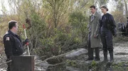 Booth (David Boreanaz, Mi) und Brennan (Emily Deschanel) untersuchen den Tatort, an dem eine Frau, ohne Knochen und in einer Kiste verpackt, im Fluss gefunden wurde.