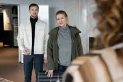 Ihre Ermittlungen f&uuml;hren Vera Lanz (Katharina B&ouml;hm, r.) in eine Firma f&uuml;r Fahrservice. Marwin Kr&auml;mer (Adrian Julius Tillmann, l.) stellt sie seiner Chefin vor, die stets auf ihren eigenen Vorteil bedacht ist.