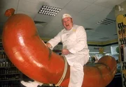 "Der-auf-der-Wurst-reitet": So stellt sich Bernie (Georg Alfred Wittner) in seinen k&uuml;nsten Tr&auml;umen vor.