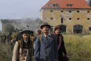 In den letzten Kriegstagen flieht Lena (Alexandra Neldel, l.) zusammen mit ihren Eltern Hilde (Saskia Vester, r.) und Gustav Berkow (Dominique Horwitz, m.) aus Berlin.