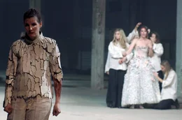Dirigent Rapha&euml;l Pichon und Regisseur Eddy Garaudel machen aus Glucks Meisterwerk eine amerikanische Hochzeit. Chor, Orchester und das Publikum sind Teil des Spektakels, das fast wie ein Flash Mob anmutet.