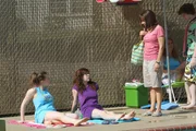 Obwohl ihr Frankie (Patricia Heaton, r.) einen netten Badeanzug gekauft hat, will Sue (Eden Sher, l.) sich nicht damit blicken lassen und zeigt ihn nicht einmal ihrer Freundin Carly (Blaine Saunders, M.) ...
