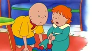 Caillou tr&ouml;stet Rosie, die sich beim Spielen das Knie angeschlagen hat.