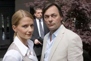 Wulff (Peter Benedict) und Carmen Winkler (Doreen Jacobi) beobachten die "Neuen" kritisch. Wulff traut ihnen noch nicht und will sie beschatten lassen.