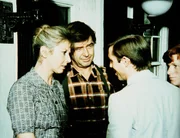 Olivia (Michael Learned, l.), John (Ralph Waite, 2.v.l.) und Ben (Eric Scott, r.) k&ouml;nnen es kaum glauben, John-Boy (Richard Thomas, 2.v.r.) will heiraten!