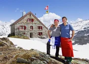 Die SAC-H&uuml;ttenwarte Jeanne Richenberger und Tanja Pfammater vor der Rotondoh&uuml;tte