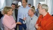 Nikola (Mariele Millowitsch, l.) versucht Tim (Oliver Reinhard, r.) und die anderen Mieter davon zu &uuml;berzeugen, dass es im Haus Ratten gibt. Kammerj&auml;ger Teschke (Hans Joachim Heist, 2.v.r.) hat keine gefunden und Schmidt (Walter Sittler, 2.v.l.) glaubt ihr kein Wort...