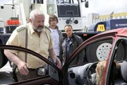 (v.l.) Herzberger (Dietmar Huhn), Ben (Tom Beck) und Semir (Erdogan Atalay) sind entsetzt: In dem Auto, das aus dem Rhein gezogen wurde, liegt die Leiche ihrer Kollegin Claudia...