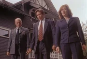 Scully (Gillian Anderson, r.) und Mulder (David Duchovny, M.) erkl&auml;ren General Callahan (Thomas Kopache, l.), dass er und seine Familie nach einer geheimnisvollen Serie von Selbstmorden und Ungl&uuml;cksf&auml;llen vielleicht selbst gef&auml;hrdet sind.