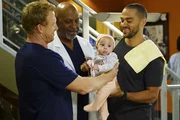 M&uuml;ssen sich um Baby Harriet k&uuml;mmern: Owen (Kevin McKidd, l.), Webber (James Pickens Jr., M.) und Jackson (Jesse Williams, r.) ..