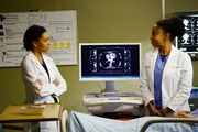 Versuchen alles, um ihren Patienten zu retten: Maggie (Kelly McCreary, l.) und Stephanie (Jerrika Hinton, r.).