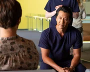 Nicole (Lesley Fera) und Dr. Alex Park (Will Yun Lee) +++ Die Verwendung des sendungsbezogenen Materials ist nur mit dem Hinweis und Verlinkung auf RTL+ gestattet.