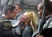 Moloc (Royston Innes, li.) will Informationen von Ishta (Jolene Blalock, re.), ansonsten will er sie t&ouml;ten...