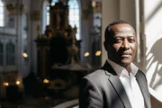 Nicolas Moumouni steht f&uuml;r eine interkulturelle Kirchenentwicklung in der Nordkirche und bearbeitet das kolonialistische Erbe im Hamburger Michel.
