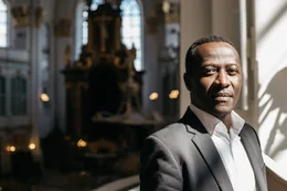 Nicolas Moumouni steht f&uuml;r eine interkulturelle Kirchenentwicklung in der Nordkirche und bearbeitet das kolonialistische Erbe im Hamburger Michel.