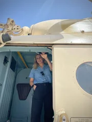Mariana van Zeller im Inneren eines Milit&auml;rhubschraubers. (Kredit: National Geographic)