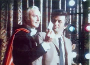 Lt. Columbo (Peter Falk, re.) steht mit dem gro&szlig;en Magier Santini (Jack Cassidy) auf der B&uuml;hne. Santini zeigt ihm einige Zaubertricks.
