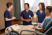 L-R: Dr. Shaun Murphy (Freddie Highmore), Dr. Alex Park (Will Yun Lee), Dr. Audrey Lim (Christina Chang) und Wade (Bryce Johnson)