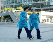 Dr. Audrey Lim (Christina Chang, l.) und Dr. Morgan Reznick (Fiona Gubelmann)  +++ Die Verwendung des sendungsbezogenen Materials ist nur mit dem Hinweis und Verlinkung auf RTL+ gestattet. +++