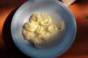 Traditionell isst man die Tortellini in Br&uuml;he.