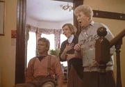 MacGyver (Richard Dean Anderson, l.) ist mit seinem Fu&szlig; in eine B&auml;renfalle getreten. Die beiden Schwestern Faith (Natalie Core, M.) und Hope (Helen Page Camp, r.) finden und pflegen ihn.