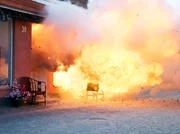 In der Wohnung der Wahrsagerin Isabella Solheim explodiert ein Brandsatz.