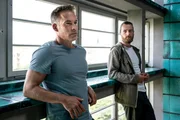 Jan Maybach (Marco Girnth, l.) entschuldigt sich bei seinem Sohn Benni Maybach (Maximilian Klas, r.) und ist zugleich unendlich dankbar, dass er ihm das Leben gerettet hat. Jan Maybach (Marco Girnth, l.) entschuldigt sich bei seinem Sohn Benni Maybach (Maximilian Klas, r.) und ist zugleich unendlich dankbar, dass er ihm das Leben gerettet hat.