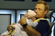 W&auml;hrend Amelia glaubt, schwanger zu sein, bekommt Owen (Kevin McKidd) die Aufgabe, sich um Baby Harriet zu k&uuml;mmern ...