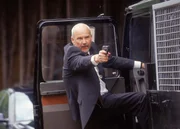 Tom und Semir verhaften den als Priester getarnten Tierschmuggler Perez, der in seinem Wagen einen K&auml;fig mit einem ausgewachsenen Ozelot mit sich f&uuml;hrt. Bald wird klar, dass Perez einen Komplizen beim Zoll haben muss. Tom und Semir kommen diesem bald auf die Schliche, doch das Netzwerk der Bande ist dichter gekn&uuml;pft als es scheint. Im Bild: Der korrupte Leiter der Zollabteilung, Kappmann (Andreas Borcherding), verschafft sich mit gezogener Waffe Abstand und fl&uuml;chtet.