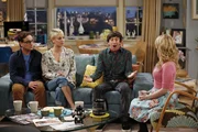 Penny (Kaley Cuoco, 2.v.l.) und Leonard (Johnny Galecki, l.) suchen nach einem Streit um Geld Rat bei Howard (Simon Helberg, 2.v.r.) und Bernadette (Melissa Rauch, r.). Doch die haben einen sehr speziellen Weg gefunden, mit Geldfragen in der Beziehung umzugehen ... Penny (Kaley Cuoco, 2.v.l.) und Leonard (Johnny Galecki, l.) suchen nach einem Streit um Geld Rat bei Howard (Simon Helberg, 2.v.r.) und Bernadette (Melissa Rauch, r.). Doch die haben einen sehr speziellen Weg gefunden, mit Geldfragen in der Beziehung umzugehen ...