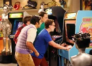 Sind von Dr. Lorvis Filmrequisitensammlung total angetan: Howard (Simon Helberg, l.), Sheldon (Jim Parsons, 2.v.r.), Leonard (Johnny Galecki, r.) und Raj (Kunal Nayyar, 2.v.l.) ... Sind von Dr. Lorvis Filmrequisitensammlung total angetan: Howard (Simon Helberg, l.), Sheldon (Jim Parsons, 2.v.r.), Leonard (Johnny Galecki, r.) und Raj (Kunal Nayyar, 2.v.l.) ...