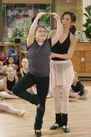 Um Mia (Emmanuelle Vaugier, r.) zu beeindrucken, legt sich Jake (Angus T. Jones, l.) im Ballettunterricht total ins Zeug ...