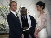 Endlich ist es so weit: Barney (Neil Patrick Harris, l.) und Robin (Cobie Smulders, r.) werden von Sam Gibbs (Ben Vareen, M.) getraut.