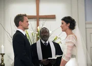 Letztendlich finden Robin (Cobie Smulders, r.) und Barney (Neil Patrick Harris, l.) doch noch den Weg zum Traualtar und geben sich vor ihren Freunden, Familien und dem Priester (Ben Vereen, M.) das "Ja-Wort"...