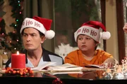 Auf gar keinen Fall d&uuml;rfen Charlie (Charlie Sheen, l.) und Jake (Angus T. Jones, r.) Sandys Weihnachtsrituale missachten &acirc;&euro;&brvbar;
