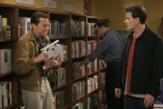 Alan (Jon Cryer, l.) befindet sich in einer tiefen Lebenskrise, weil sein Sohn langsam fl&uuml;gge wird. Als Charlie (Charlie Sheen, r.) ihn ablenken will, da Jake bei einem Kumpel &uuml;bernachtet, hat Alan einen Nervenzusammenbruch nach dem anderen ...