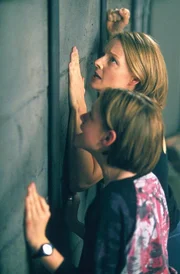 Sarah (Kristen Stewart, l.) und Meg (Jodie Foster, r.) glauben, nebenan Ger&auml;usche wahrgenommen zu haben. Sie klopfen an die Wand und schreien um Hilfe - vergeblich ...