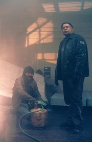 Raoul (Dwight Yoakam, l.) und Burnham (Forest Whitaker, r.) leiten Gas in den "Panic Room" ein, um so Sarah und Meg zum Verlassen des Raumes zu bewegen ...
