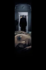 Die gro&szlig;e Besonderheit des noblen Hauses von Meg (Jodie Foster, vorne) ist ein Schutzraum, der sogenannte "Panic Room". Schnell finden sie und ihre Tochter sich in der kleinen Kammer mit der dicken Stahlt&uuml;r wieder, als drei Einbrecher bei ihnen einsteigen ...