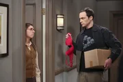 Sheldons (Jim Parsons, r.) Plan Amy (Mayim Bialik, l.) mit Pennys BH eifers&uuml;chtig zu machen, scheint nicht aufzugehen ...