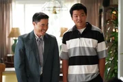 Louis Huang (Randall Park, l.); Eddie Huang (Hudson Yang, r.) Louis Huang (Randall Park, l.); Eddie Huang (Hudson Yang, r.)