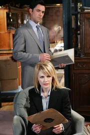 Ermitteln in dem bisher &auml;lteste ungel&ouml;ste Mordfall Philadelphias: Lilly Rush (Kathryn Morris, vorne) und Scott Valens (Danny Pino, hinten) ...