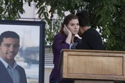 Ein ermordetes Wunderkind: Auf der Beerdigung des genialen Million&auml;rs Zac versucht Laura (Debra Messing), den T&auml;ter aufzusp&uuml;ren ...