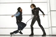 W&auml;hrend das t&ouml;dliche T-Virus sich weiter auf der Welt verbreitet und die Bev&ouml;lkerung in fleischfressende Zombies verwandelt, erwacht Alice (Milla Jovovich, r.) Umbrella Corporation als Gefangene. Aber nat&uuml;rlich l&auml;sst sie sich nicht lange festsetzen ...