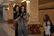 Alice (Milla Jovovich, l.) sieht sich mit dem Kampf ihres Lebens konfrontiert, denn ihre einstige Verb&uuml;ndete gibt die Order raus: Jeder Schuss soll t&ouml;dlich sein! Kann sie Rain (Michelle Rodriguez, M.) und Becky (Aryana Engineer, r.) retten?