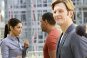 Ist der Businesspartner des ermordeten Jack, Shane (Gabriel Mann, r.), der T&auml;ter? Meredith (Janina Gavankar, l.) und Billy (Laz Alonso, M.) gehen der Sache nach.