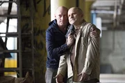 Lauras ehemaligem Captain, Dan Hauser (Enrico Colantoni, r.) und seinem Komplizen Thomas Mullens (Jamie Jackson, l.) gelingt es, aus dem Gef&auml;ngnis auszubrechen, doch beide haben noch andere Pl&auml;ne ...