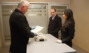 Das der Angriff von Bells Freundin und der Mord ihres Exmannes zusammenh&auml;ngen, ist f&uuml;r Gregson (Aidan Quinn, l.), Holmes (Jonny Lee Miller, M) und Watson (Lucy Liu, r.) offensichtlich. Dennoch f&auml;llt es ihnen schwer, die Puzzleteile zu ordnen ...